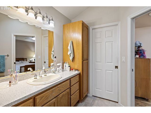 1732 E SIXTH Ave, Sutherlin, OR 97479