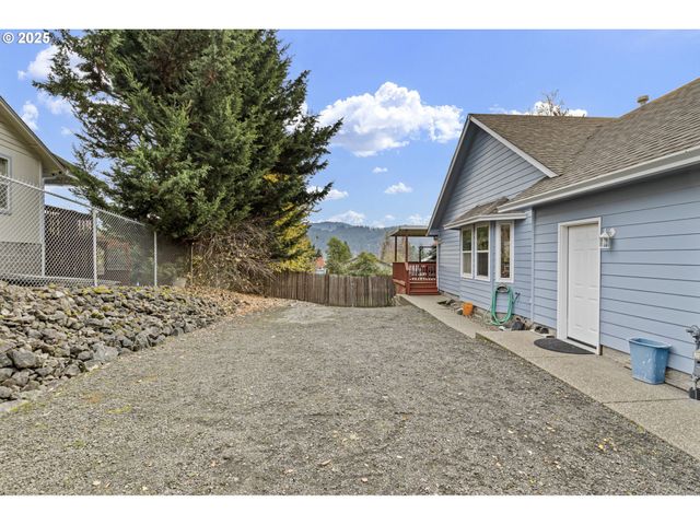 1732 E SIXTH Ave, Sutherlin, OR 97479