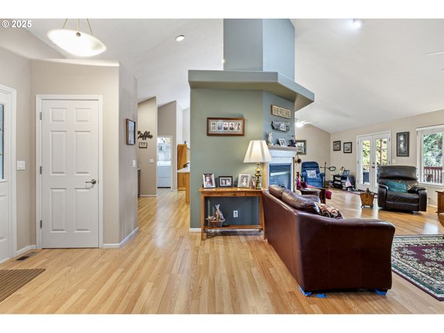 1732 E SIXTH Ave, Sutherlin, OR 97479