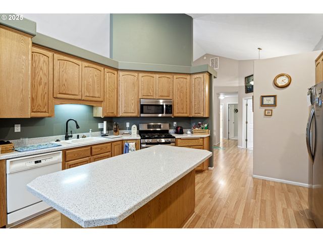 1732 E SIXTH Ave, Sutherlin, OR 97479