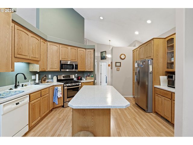 1732 E SIXTH Ave, Sutherlin, OR 97479