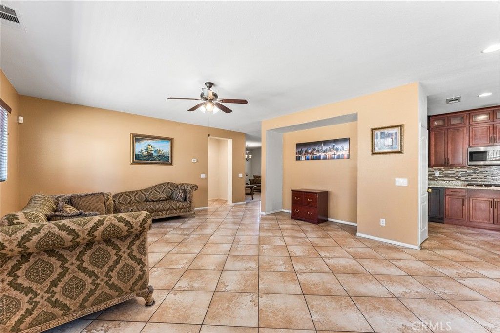 Image 11 of property listing at 43203 Fanchon Avenue, Lancaster, CA 93536