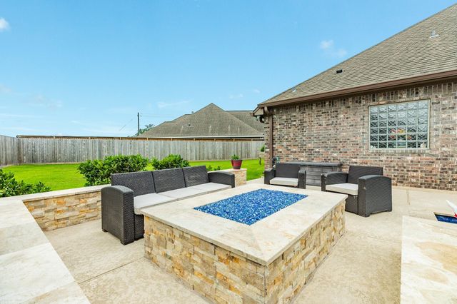64 Poppy Court, Lake Jackson, TX 77566