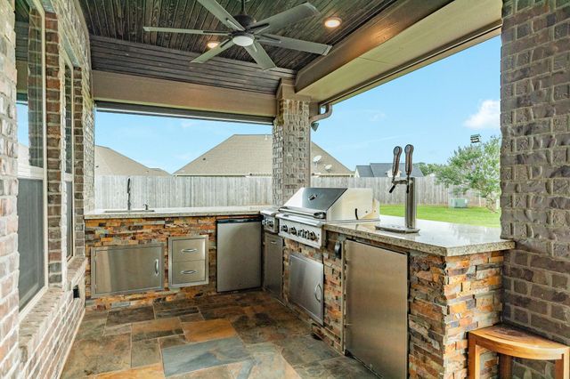 64 Poppy Court, Lake Jackson, TX 77566