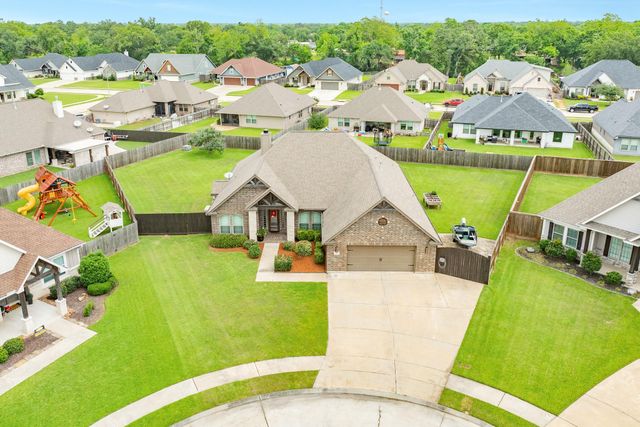 64 Poppy Court, Lake Jackson, TX 77566