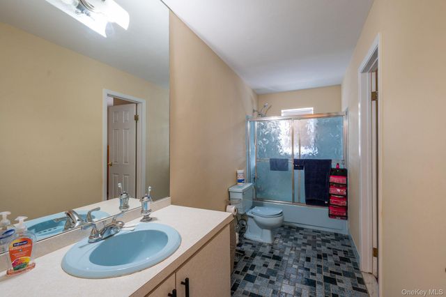 40 E Lincoln Avenue, Massapequa, NY 11758