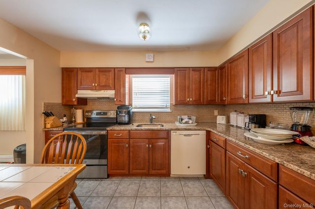 40 E Lincoln Avenue, Massapequa, NY 11758