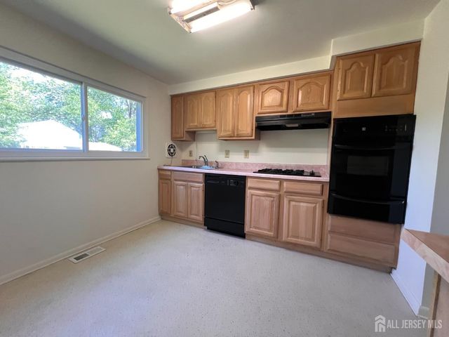 10 Charles Place, Pennsville, NJ 08070