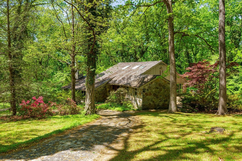 105 Riverpoint Road, Signal Mountain, TN 37377