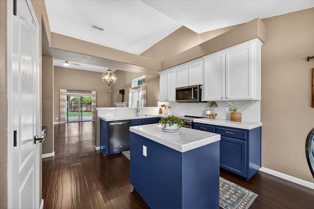 2873 E El Paso Avenue, Fresno, CA 93720