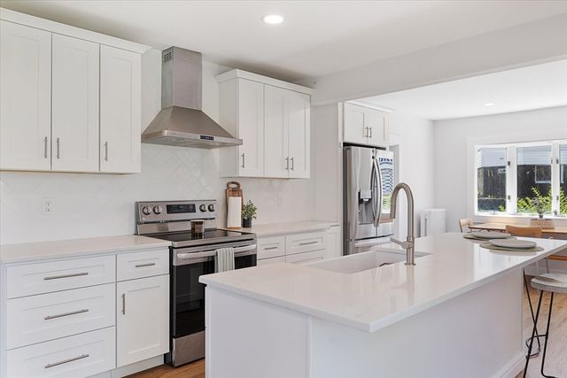 4 Chamberlain Pkwy, Worcester, MA 01602