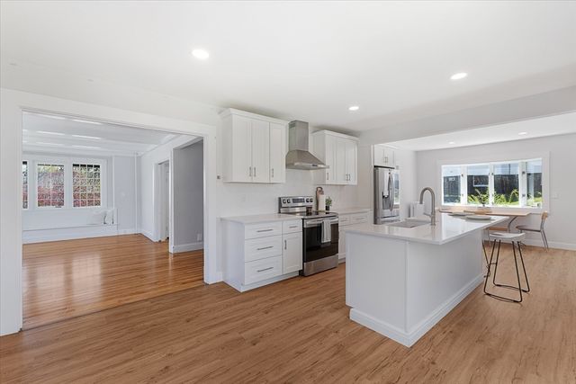 4 Chamberlain Pkwy, Worcester, MA 01602