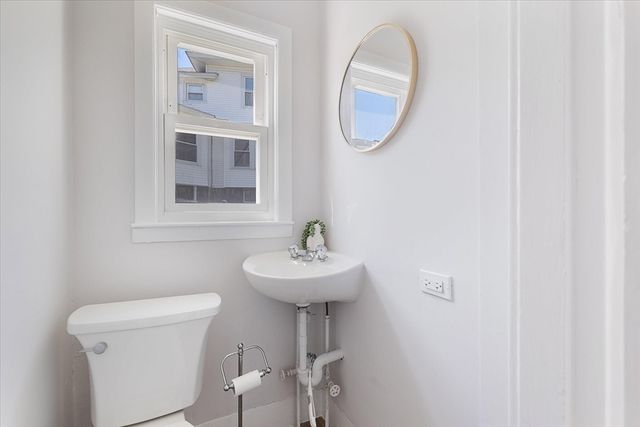 4 Chamberlain Pkwy, Worcester, MA 01602