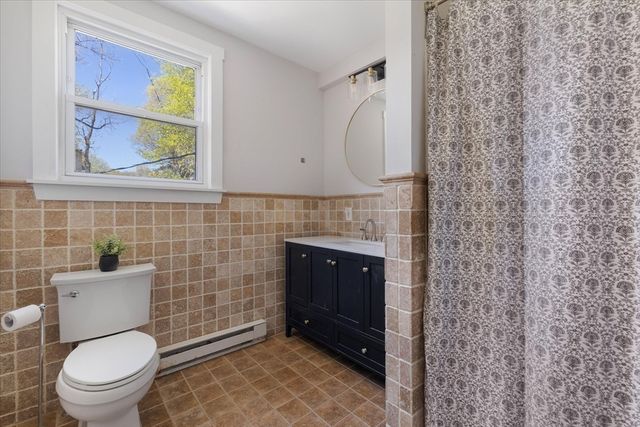 4 Chamberlain Pkwy, Worcester, MA 01602