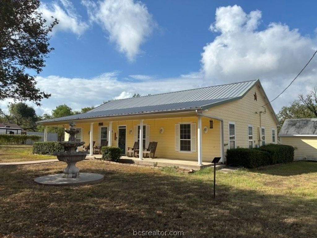 301 Beech Street, Calvert, TX 77837 — exterior