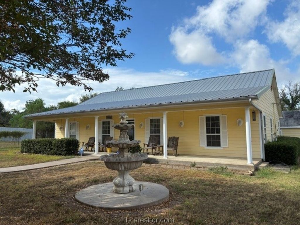 301 Beech Street, Calvert, TX 77837 — photo 2