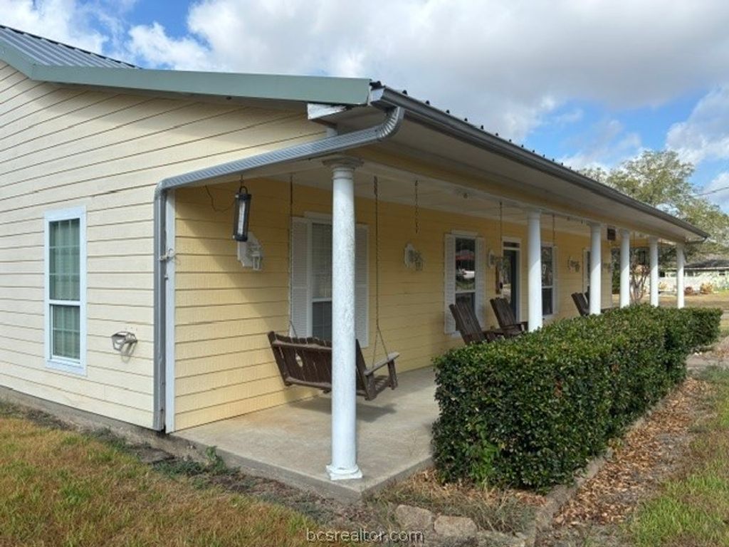 301 Beech Street, Calvert, TX 77837 — photo 3