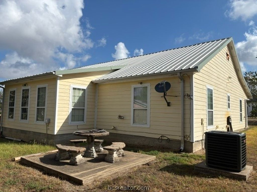 301 Beech Street, Calvert, TX 77837 — photo 4