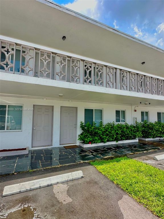 10 NW 77th St 8, Miami, FL 33150