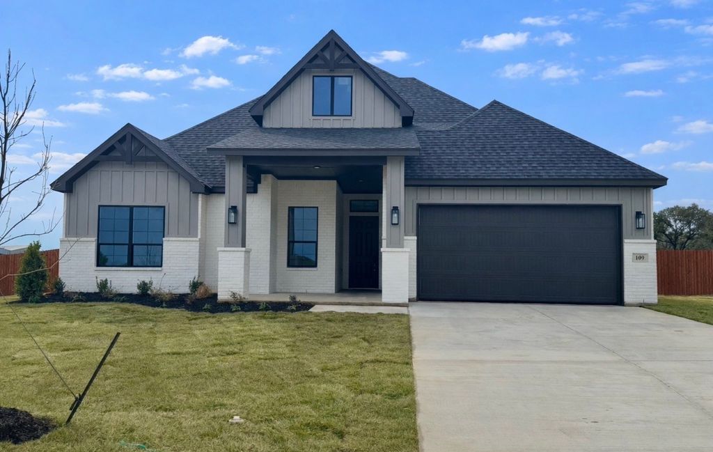 109 Hall Street, Glen Rose, TX 76043