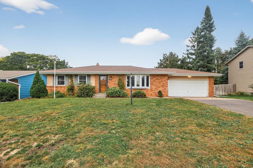 2237 Maple Lane E, Maplewood, MN 55109