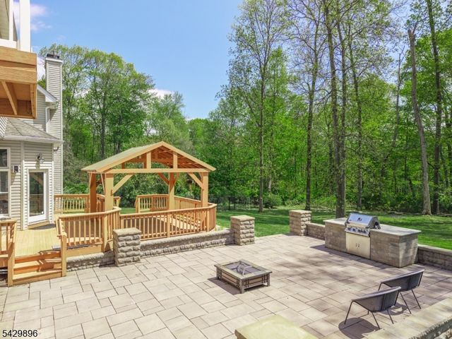 8 Peach Tree Ln, Chester Twp., NJ 07930