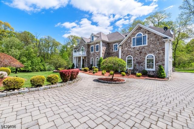 8 Peach Tree Ln, Chester Twp., NJ 07930