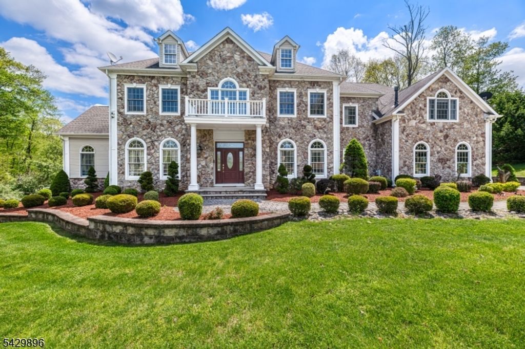 8 Peach Tree Ln, Chester Twp., NJ 07930