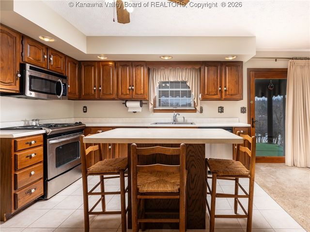 129 Overlook Drive, Hurricane, WV 25526