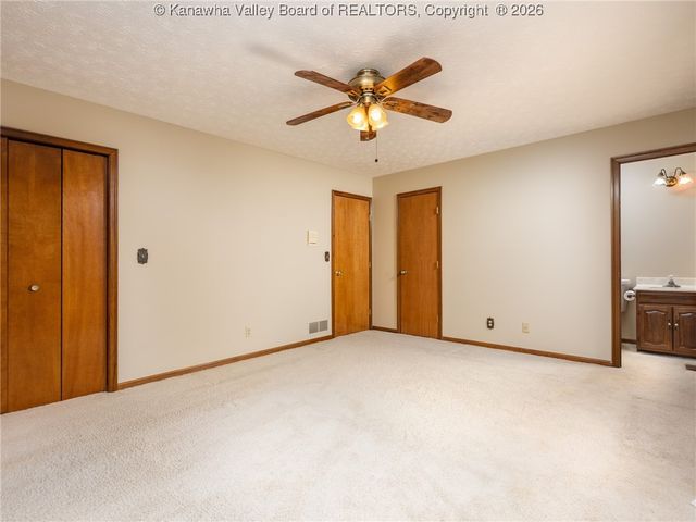 129 Overlook Drive, Hurricane, WV 25526