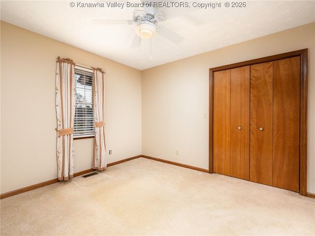 129 Overlook Drive, Hurricane, WV 25526