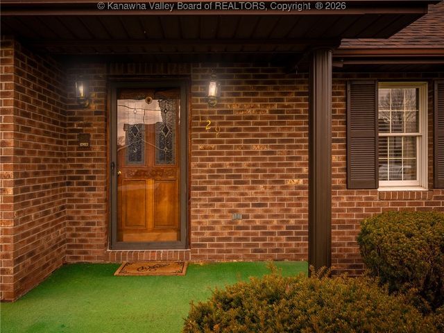 129 Overlook Drive, Hurricane, WV 25526