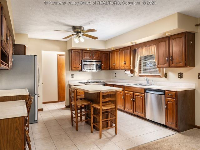 129 Overlook Drive, Hurricane, WV 25526