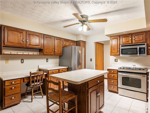 129 Overlook Drive, Hurricane, WV 25526