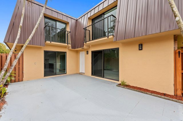 5675 SE Windsong Lane, Stuart, FL 34997