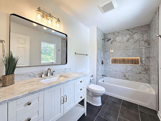 2811 W Acre AVENUE, Franklin, WI 53132