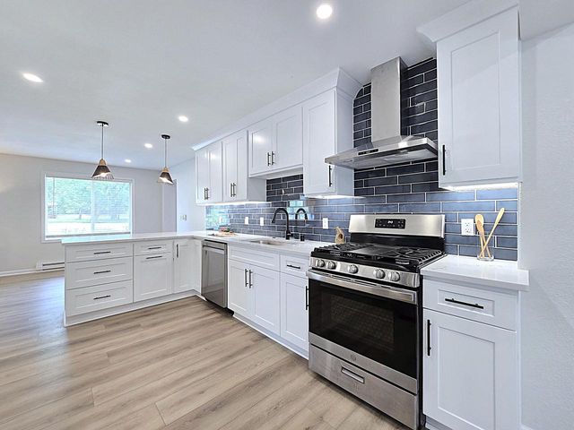 2811 W Acre AVENUE, Franklin, WI 53132