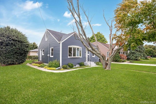 4 Sutton Court, West Islip, NY 11795