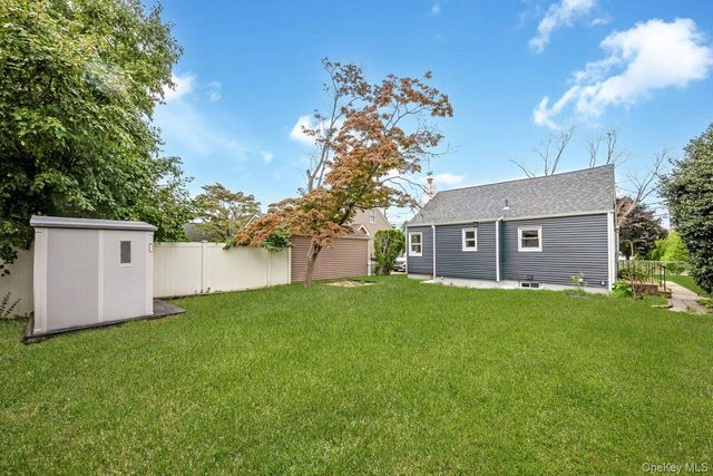 4 Sutton Court, West Islip, NY 11795