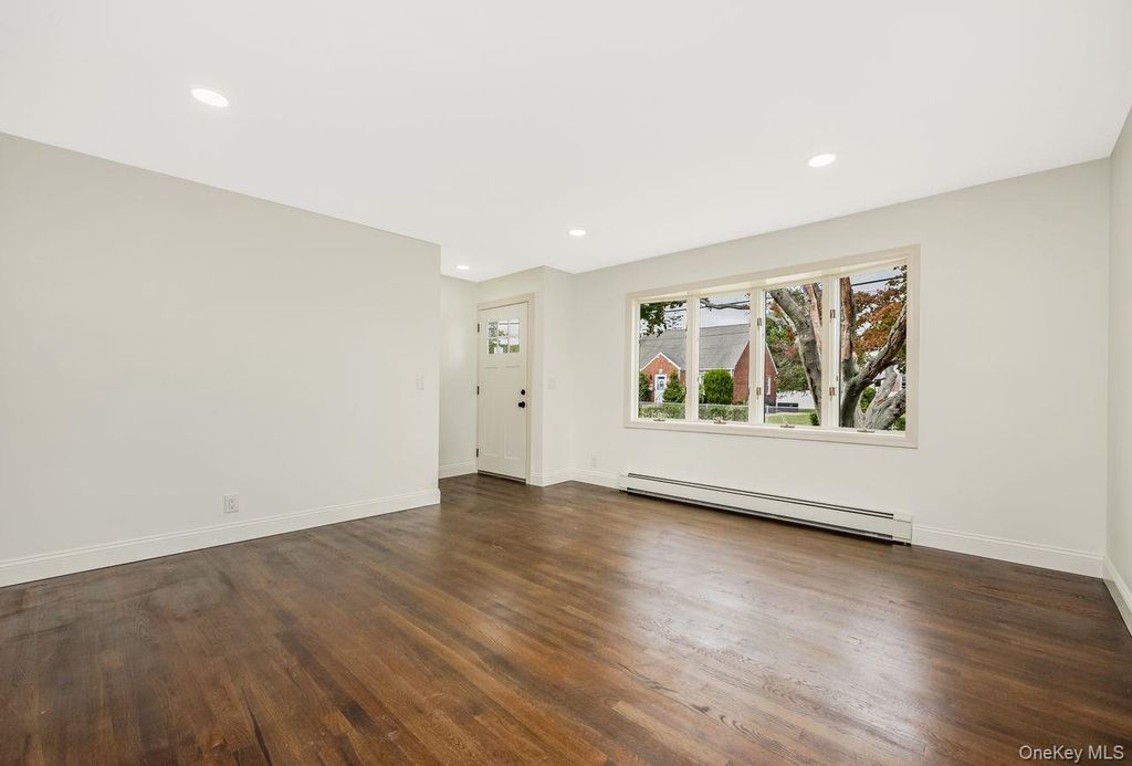 4 Sutton Court, West Islip, NY 11795 — photo 3
