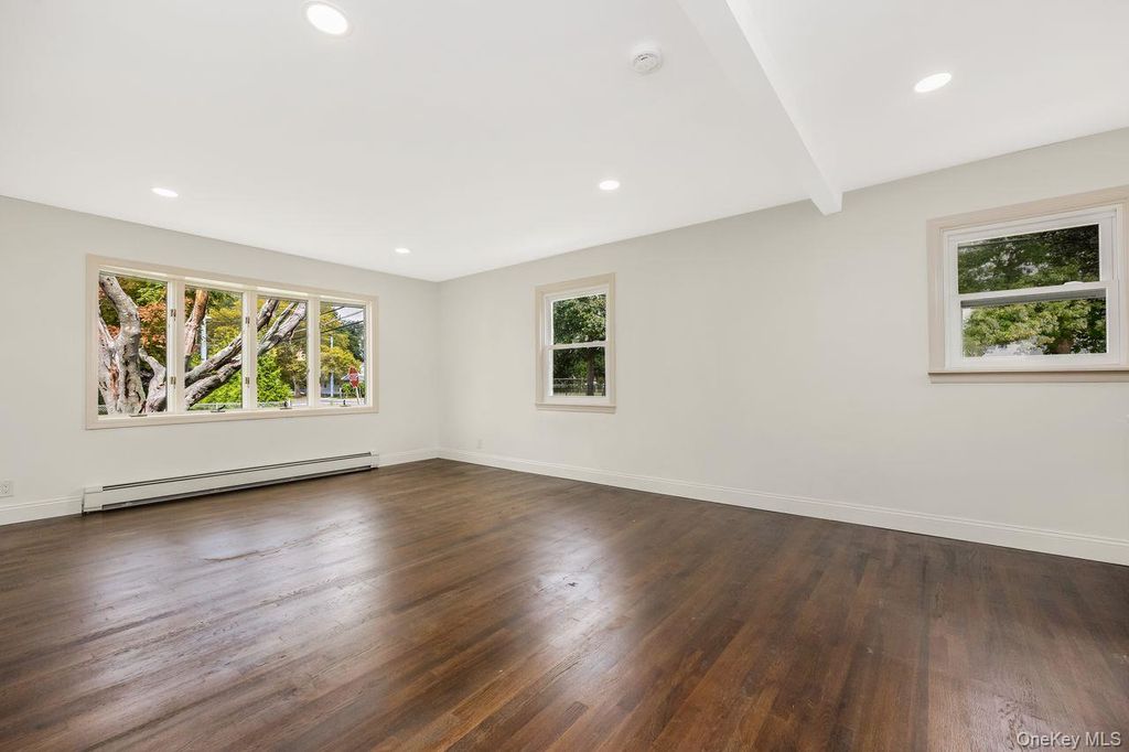 4 Sutton Court, West Islip, NY 11795 — photo 4