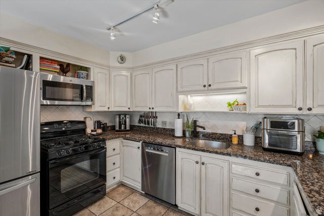 1809 E GUNDERSON LN, Holladay, UT 84124