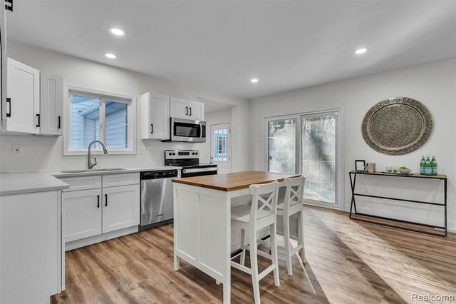 8165 Leonard Drive, Holly, MI 48442