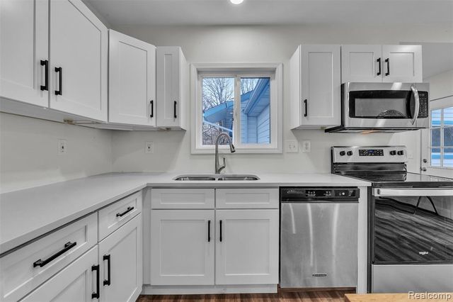 8165 Leonard Drive, Holly, MI 48442