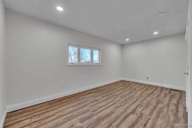 8165 Leonard Drive, Holly, MI 48442