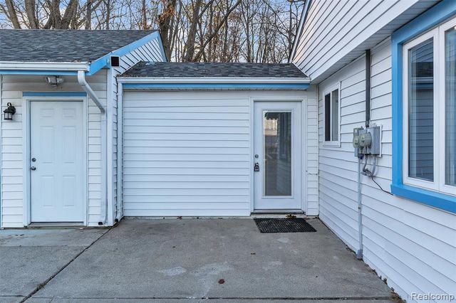 8165 Leonard Drive, Holly, MI 48442