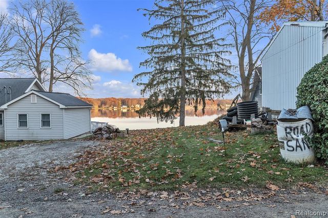 8165 Leonard Drive, Holly, MI 48442