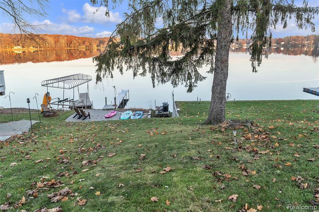 8165 Leonard Drive, Holly, MI 48442