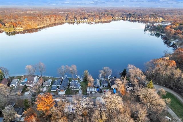 8165 Leonard Drive, Holly, MI 48442