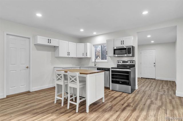 8165 Leonard Drive, Holly, MI 48442